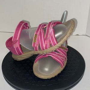 Kids size 1 Teva sandals color pink in good condition